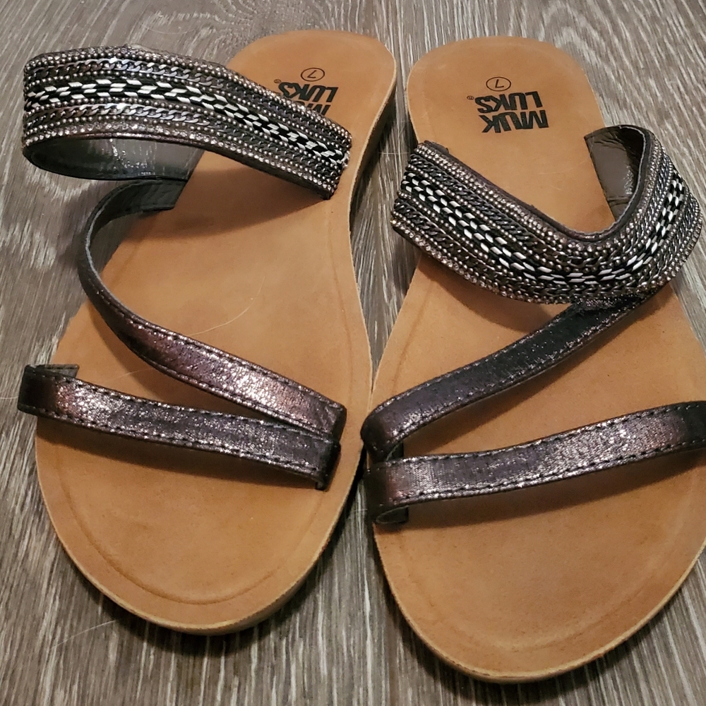 Muk Luks women's size 7 strappy sandal. 3/4 inch heel. Brown.